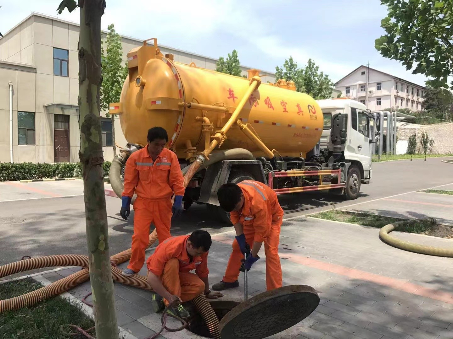 沙河管道疏通车停在窨井附近