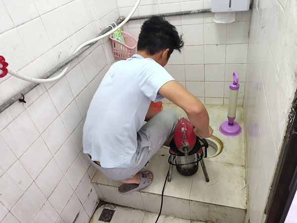 沙河肥皂掉到马桶里把马桶堵住了怎么办？马桶堵住了怎么办