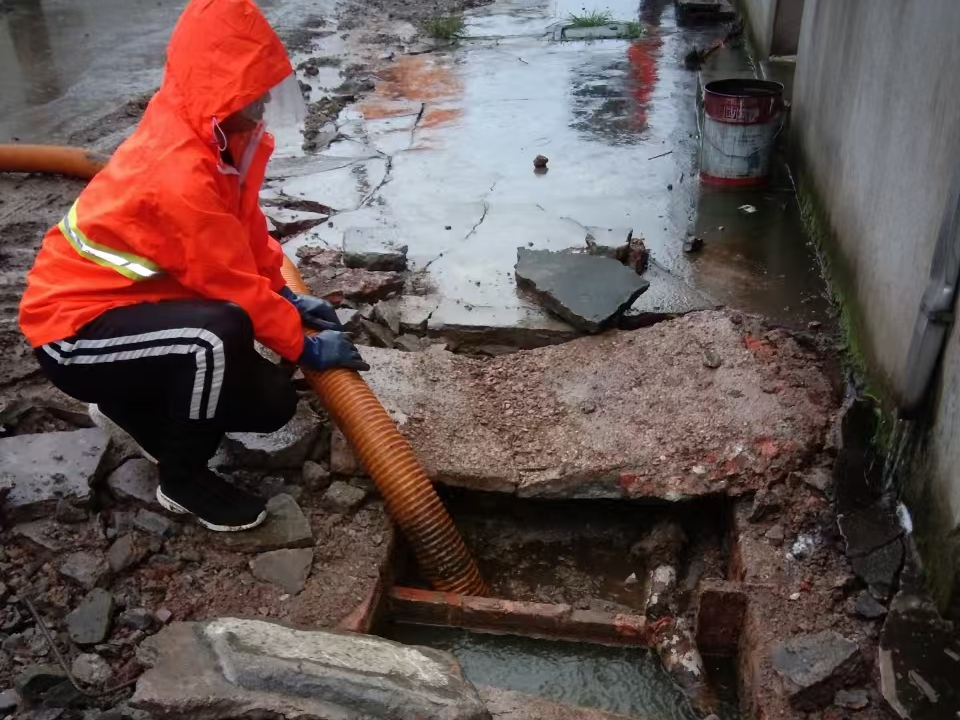 沙河专业清理污水池 炜誉市政以规范流程守护城市 “肠道”